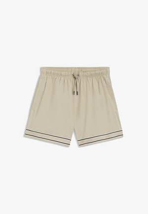 Pantalones cortos beige con cintura elástica y cordón, dos bolsillos laterales y doble franja negra cerca del dobladillo en ambas piernas.