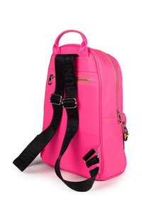 Mochila de color rosa brillante hecha de material suave. Cuenta con dos correas negras ajustables con texto impreso, un asa superior y un bolsillo frontal con cremallera.