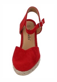 Rode suède espadrille met een ronde neus, verstelbare enkelband en een geweven jute zool. Heeft een V-vormig ontwerp en een platte hak.