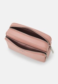 Calvin Klein MUST CAMERA BAG MONO - Olkalaukku - ash rose mono