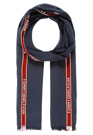 Marineblauwe sjaal met rood-wit gestreepte randen en de tekst "Tommy Hilfiger" langs beide zijden, met franjes aan de uiteinden.