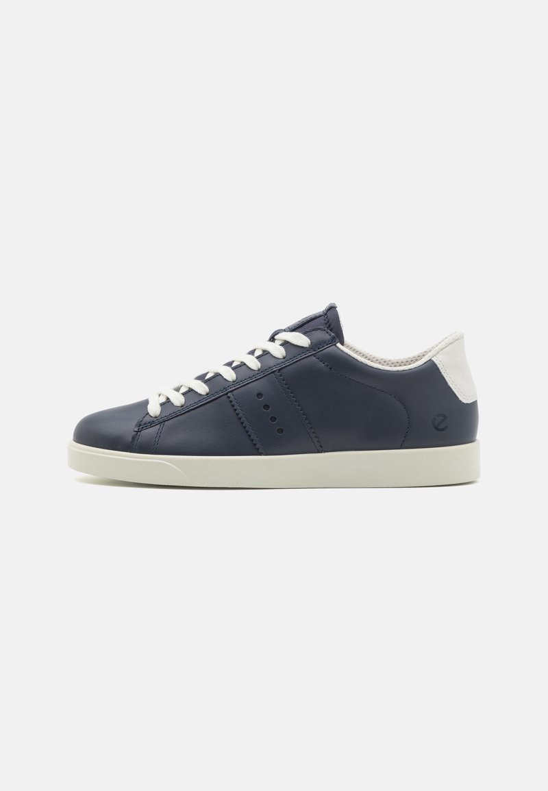 Sneaker in pelle blu navy con accenti e lacci bianchi. Presenta perforazioni e una suola in gomma, con un design a punta arrotondata.