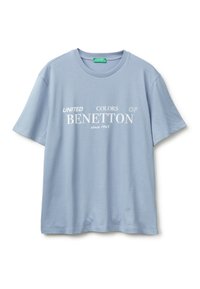 Světle modré tričko s krátkým rukávem vyrobené z bavlny. Obsahuje bílý text "UNITED COLORS OF BENETTON since 1965" v různých stylech.