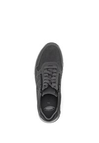 Zwarte suede sneaker met een ronde neus, veters en een rits aan de zijkant. Heeft een gestructureerd oppervlak en een minimalistisch ontwerp met een gevoerde inlegzool.
