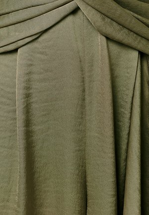 Weicher olivgrüner Stoff mit einem dezenten Schimmer, gerafft und drapiert, um sanfte Falten und Textur zu erzeugen.