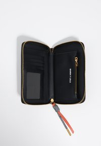 Cartera de cuero negro con cremallera dorada, múltiples compartimentos para tarjetas, bolsillo transparente para identificación y un compartimento con cremallera. Presenta acentos texturizados y un tirador de cremallera colorido.