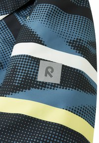 Sportlicher Stoff mit einem Muster in Schwarz, Blau und Gelb. Verfügt über ein gepunktetes Design, horizontale Streifen und ein graues Logo-Label mit "R".