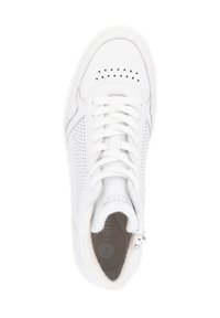 Baskets blanches avec une tige en cuir et en daim, détails perforés, lacets plats et intérieur rembourré. Comprend une fermeture éclair sur le côté pour un accès facile.