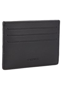 Porte-cartes en cuir noir avec six emplacements pour cartes, logo gaufré et design minimaliste avec texture lisse et coutures contrastantes.