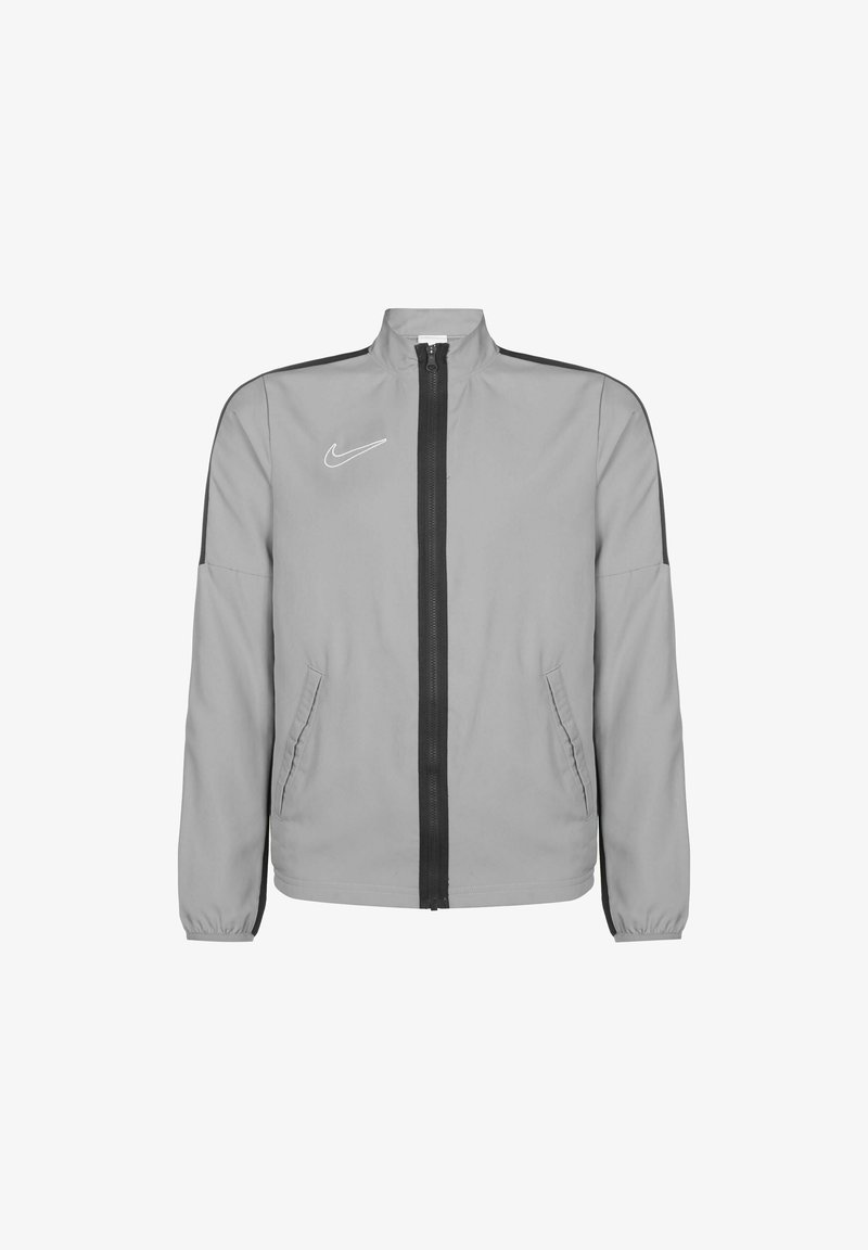 Giacca Nike grigia con zip frontale, tasche laterali, polsini elastici e dettagli neri sulle spalle. Presenta un logo bianco discreto.
