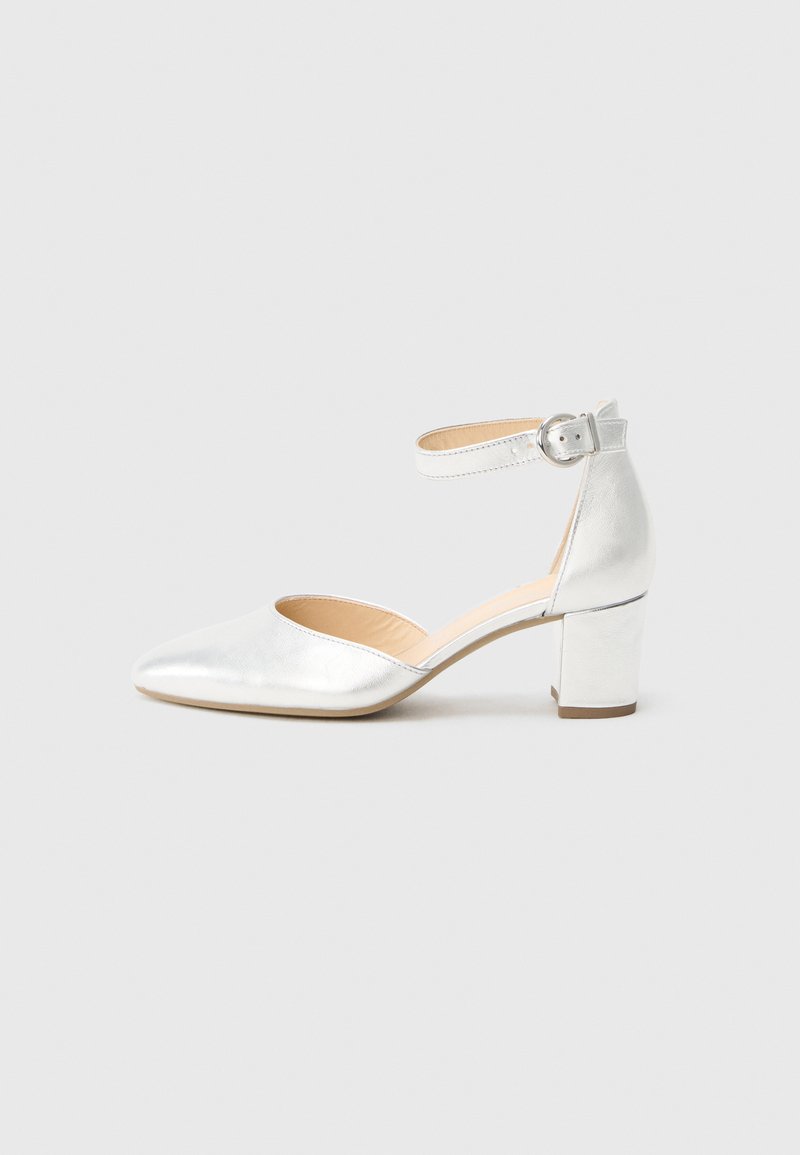 Décolleté con cinturino alla caviglia in pelle metallizzata argento, con punta appuntita, tacco basso a blocco e fibbia regolabile. Texture liscia e design minimalista.