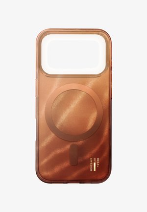 Funda para teléfono en oro rosa con acabado transparente y suave, zona circular de sujeción magnética y detalles de logotipo en relieve en la parte inferior.