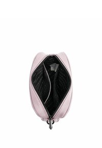 Růžová taška na zip se dvěma hlavními přihrádkami; vyrobená z látky s hladkou strukturou a černým vzorovaným podšívkou. Stříbrné kovové detaily.