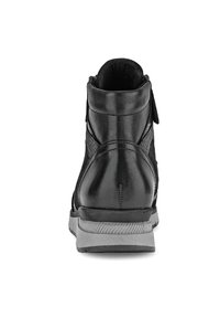 Zwarte mid-top sneaker met een glad leren bovenwerk, gestructureerde stoffen zijpanelen, gewatteerde kraag en een grijze rubberen zool.