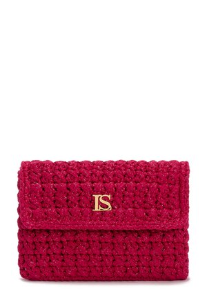 Sac à main clouté fuchsia avec un design texturé et tressé et un logo "IS" doré à l'avant. Forme compacte avec une fermeture magnétique.