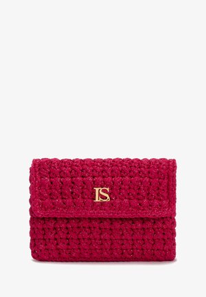 Fuchsia geflochtener Clutch mit einem strukturierten, geflochtenen Design und einem goldenen "IS"-Logo auf der Vorderseite. Kompakte Form mit magnetischem Verschluss.