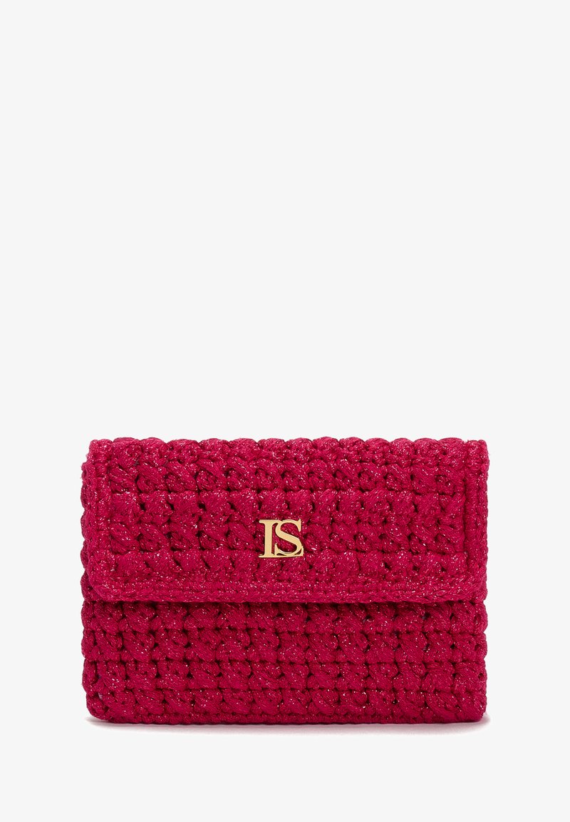 Fuksijas adīta iepirkumu soma ar strukturētu, pīti dizainu un zelta "IS" logotipu priekšpusē. Kompakta forma ar magnētisko aizdari.