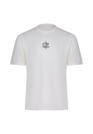 T-shirt bianca a maniche corte con scollo rotondo e piccolo logo "C.P. Company" al centro del petto.