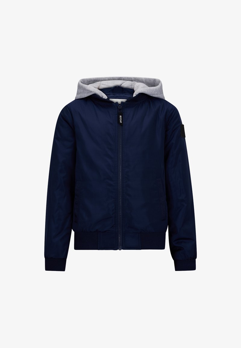 Veste bomber bleu marine avec une capuche grise. Elle possède une fermeture éclair à l'avant, des poignets élastiques, des poches latérales et un écusson noir sur une manche. Tissu doux.