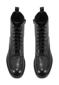 Bottines en cuir noir avec un bout arrondi, un laçage sur le devant et une languette. Texture lisse avec des détails de couture et une semelle robuste.