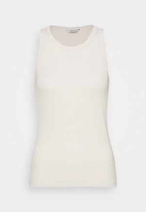 Kremowy, prążkowany top bez rękawów z okrągłym dekoltem i dopasowanym krojem, prezentowany na płaskim, neutralnym tle.