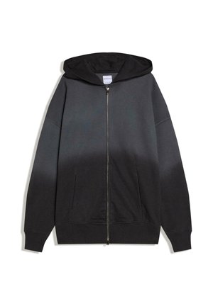 Schwarzer Kapuzenpullover mit Reißverschluss, Vordertaschen und gerippten Bündchen, flach auf einem weißen Hintergrund ausgelegt.