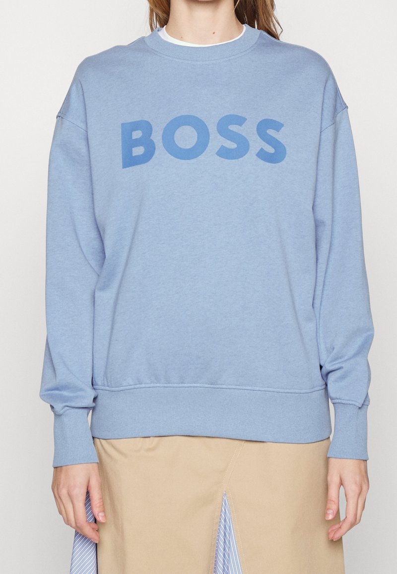 Felpa blu chiaro in misto cotone, con un grande logo "BOSS" blu. Collo rotondo, polsini e orlo a costine, con una vestibilità comoda.