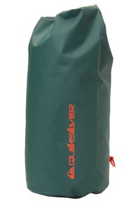 Bolsa seca impermeable de color verde oscuro con el logo naranja de Quiksilver y cierre enrollable con clip de plástico naranja.