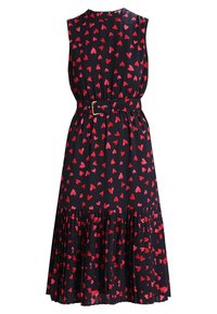 Robe noire sans manches avec imprimé de cœurs rouges, taille ceinturée avec une boucle dorée et ourlet de jupe plissé.