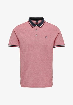 Punane ja hall polo särk, tumesinise kaelusega, kolme nööbiga rinnaosa ja triibuliste varrukate mansettidega. Vasakul rinnal on logo.