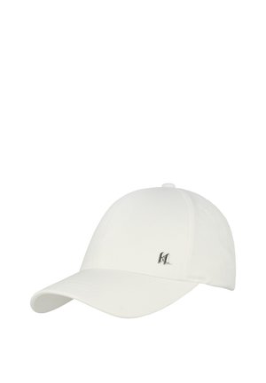Weiße Baseballkappe mit gebogenem Schirm und kleinem metallischem Logo auf der linken vorderen Seite vor einfachem Hintergrund.
