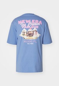 Modrá bavlněná tričko s grafickým potiskem zmrzlinového poháru a textem: "NEW ERA Zmrzlinový SALÓN MIAMI FL Založeno 1920" v růžové.