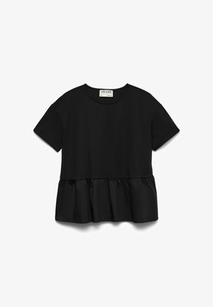 Blusa negra de manga corta con cuello redondo y bajo peplum fruncido, con un contraste de tela entre las secciones superior e inferior.