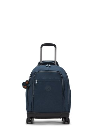 Valigia a rotelle blu navy con tessuto testurizzato, due cerniere, una tasca frontale e un portachiavi a forma di scimmia peluche attaccato alla cerniera.