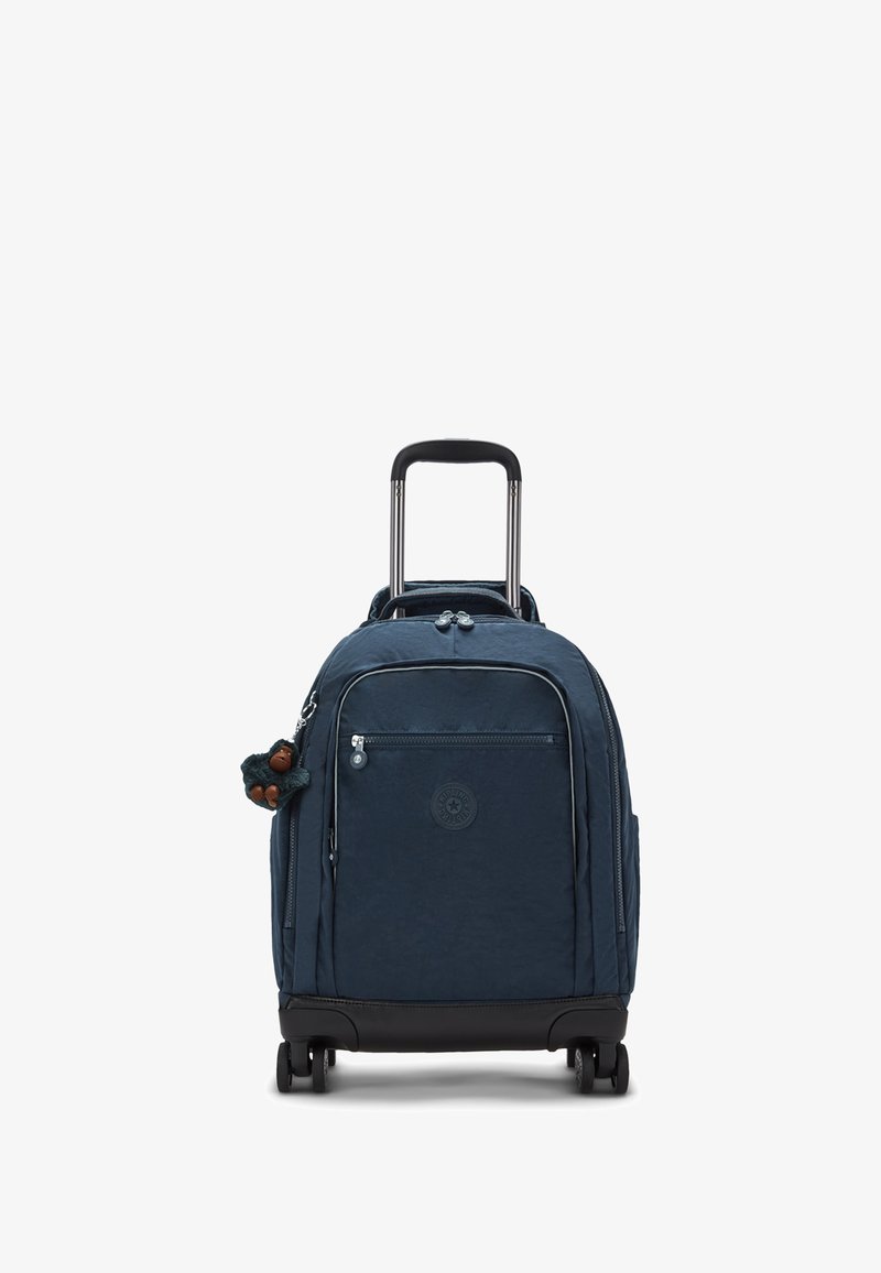 Námořnický modrý kufr na kolečkách s texturovanou tkaninou, dvěma zipy, přední kapsou a plyšovým opičím přívěskem připevněným na táhle zipu.