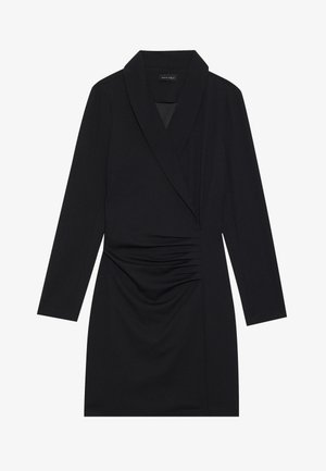 Zwarte wikkeljurk met lange mouwen, voorzien van een diepe V-hals, plooidetails bij de taille en een soepele, lichte stof.