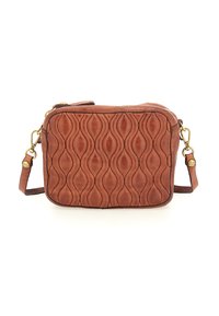 Borsa a tracolla in pelle marrone con motivo ondulato in rilievo, chiusure in tono oro e tracolla regolabile su uno sfondo bianco.