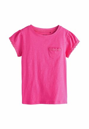 Tricou roz cu mâneci scurte pentru fete, cu buzunar mic în față și margine cu dantelă florală pe mâneci și pe marginea buzunarului.