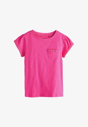 Vaaleanpunainen lyhythihainen tytön t-paita, jossa pieni etutasku ja kukkakuvioinen pitsireunus hihoissa ja taskun reunassa.