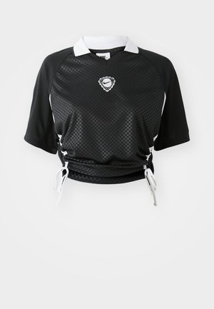 Musta lyhythihainen urheilupaita, jossa on valkoinen kaulus, ruudullinen kuvio, säädettävä nyörikiinnitys helmassa ja logo rinnassa.