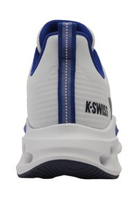 Weißer Laufschuh mit blauen Akzenten, Obermaterial aus Mesh, strukturierten Streifen und Gummisohle; mit K-Swiss-Logo an der Ferse.