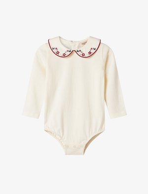 Bodysuit dugih rukava u krem boji s okruglim ovratnikom, crvenim detaljima i cvjetnim vezom. Kopčanje na dnu za jednostavno oblačenje.