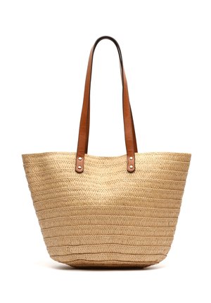 Pleciona torba na ramię ze słomy z poziomym wzorem i dwoma długimi brązowymi skórzanymi uchwytami przymocowanymi metalowymi nitami.