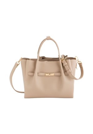 Beige Lederhandtasche mit strukturiertem Finish, ausgestattet mit zwei kurzen Griffen, einem abnehmbaren Schultergurt und einem goldfarbenen Verschlussdetail.