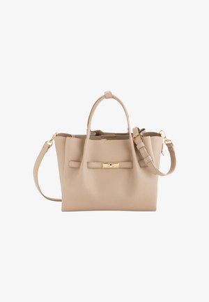 Bolso de cuero beige con acabado texturizado, que cuenta con dos asas cortas, una correa de hombro desmontable y un detalle de cierre en tono dorado.