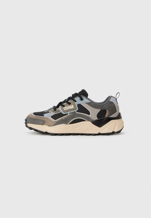 Sneaker mit einer Mischung aus grauen, schwarzen und beigen Materialien. Dicke Sohle, strukturierte Paneele und ein Logo-Accents an der Seite. Schnürdesign.