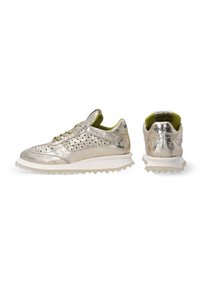 Metalen zilveren sneakers met geperforeerd ontwerp, gouden veters, groene binnenkant en contrasterende witte zool met gripnoppen.