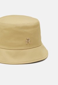 Tommy Hilfiger DISTINCT RAIN BUCKET HAT - Šešir - beechwood