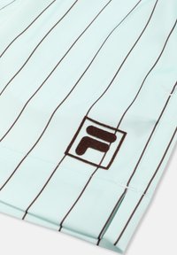 Jasnoniebieska tkanina z cienkimi pionowymi ciemnymi paskami oraz czarną naszywką z logo przedstawiającym stylizowaną literę "F" blisko krawędzi.