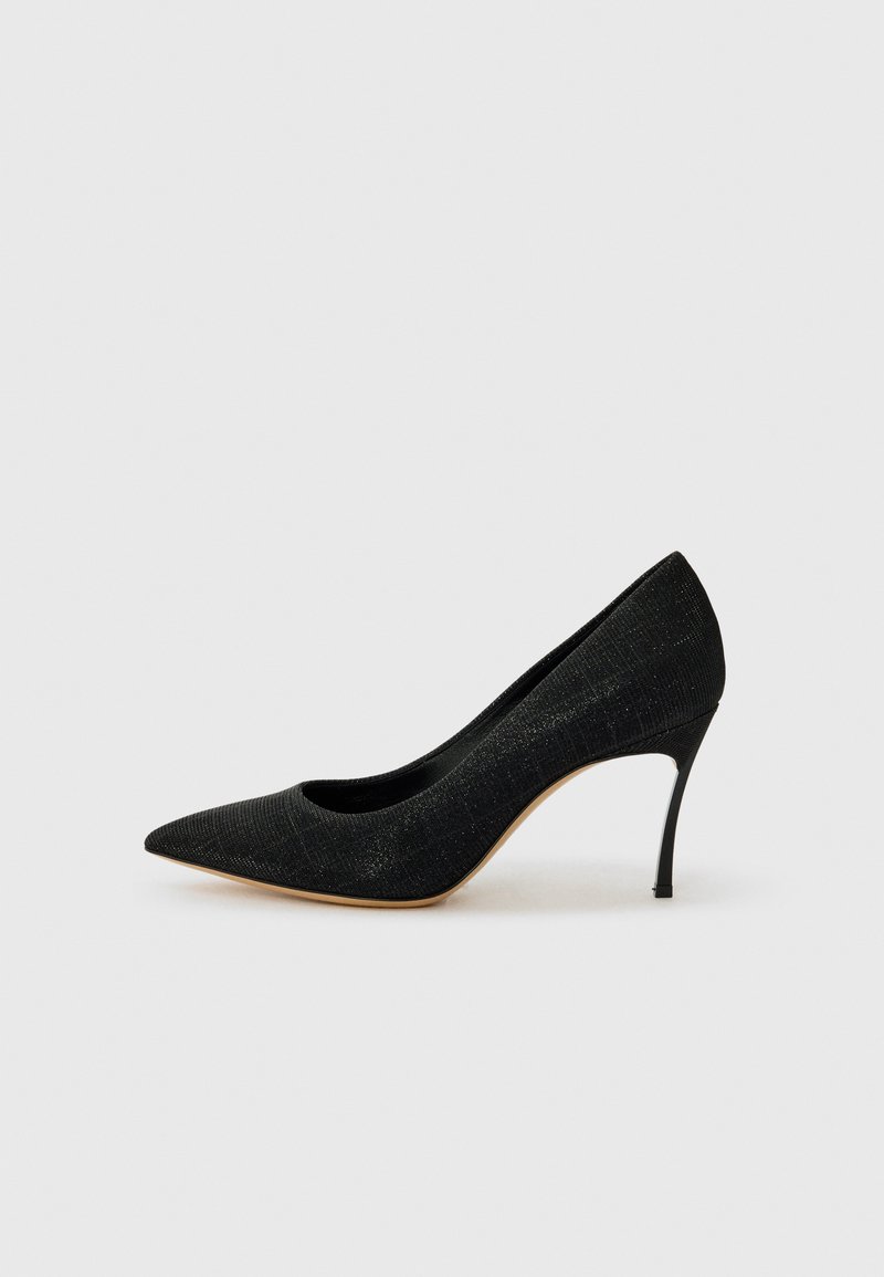 Pumps negre cu vârful ascuțit, realizate dintr-o țesătură texturată, având un toc subțire de tip stiletto și un interior neted. Strălucirea subtilă oferă profunzime designului.